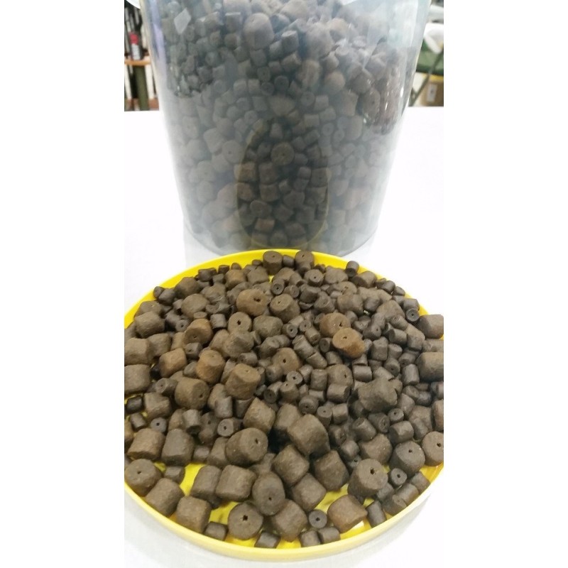 Coppens Cubo 3kg Pellet Black halibut 12mm y 8mm taladrados Coppens Cubo 3kg Pellet Black halibut 12mm y 8mm taladrados